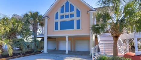 Welcome to Coral Cottage which is located within walking distance to the beach.