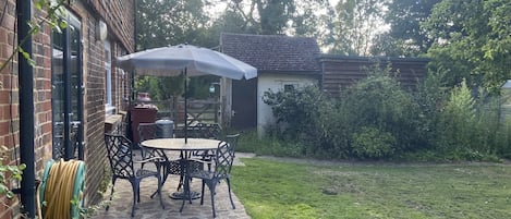 The Annexe@Woodland Outdoor Patio/Dining Area with Table, Chairs & Parasol

