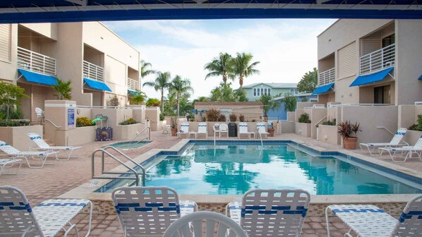 Wonderful pool and lounging deck 