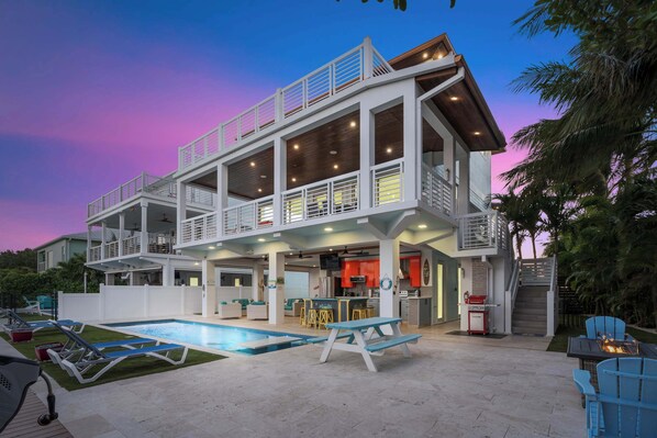 Welcome to your perfect getaway! Imagine sipping your morning coffee on the spacious deck, surrounded by nature’s beauty. This charming house is more than just a place to stay; it’s a cozy retreat where relaxation meets adventure. 