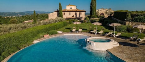Meravigliosa villa vacanze immersa nelle meravigliose colline e nei vigneti della Toscana.