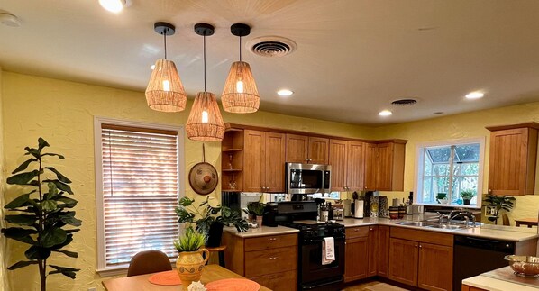 Full Kitchen & Dining Area