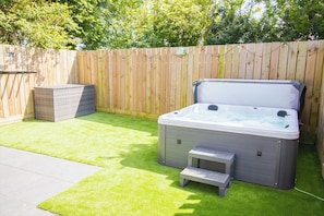 Garden hot tub