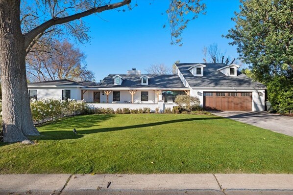 Gorgeous 5000' home, perfect for elite renters looking for the very best.