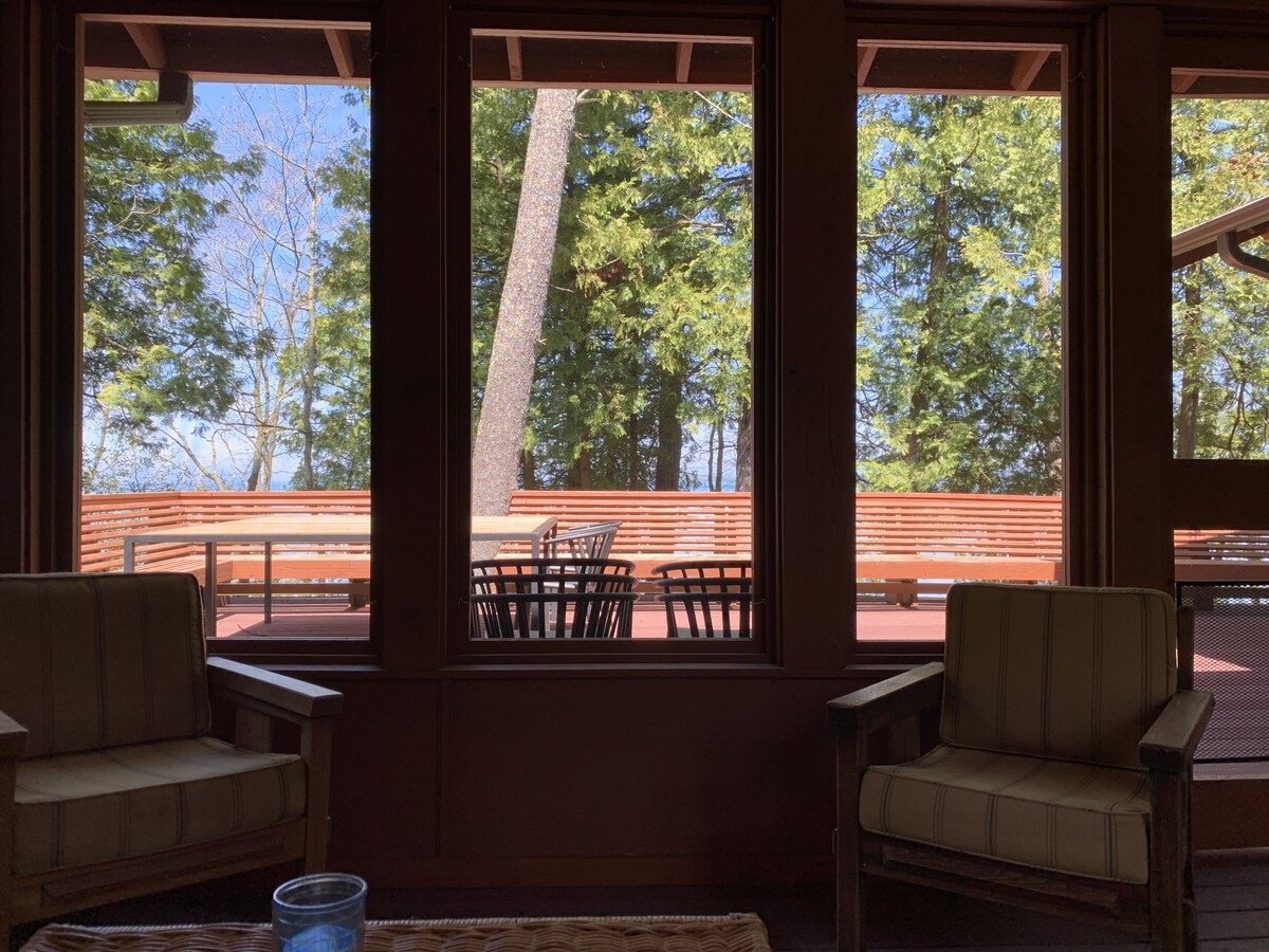 Indoor/outdoor living at its best in this stunning lakeside home.