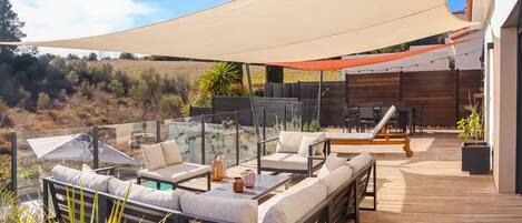 terrasse 80m2 avec salon de jardin, vue imprenable sur la campagne et les vignes