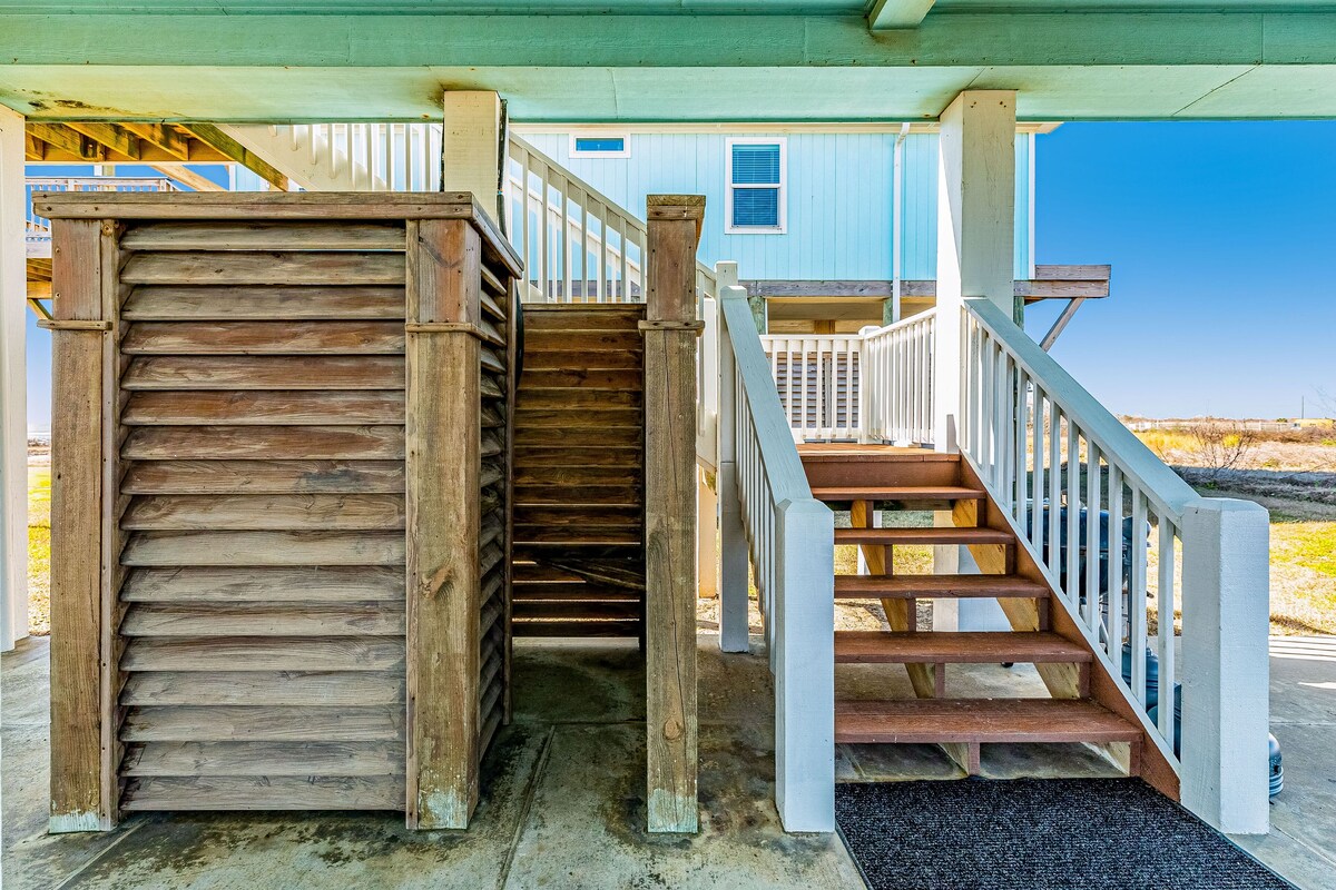 Sea breeze oceanfront home with balcony, patio, hammock, & W/D