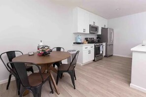 Dining table/kitchen 