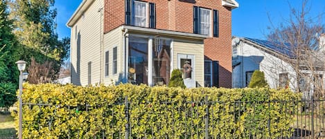 Washington D.C. Vacation Rental | 1,844 Sq Ft | 3BR | 2.5BA | Stairs Required