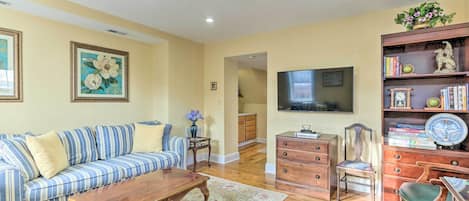 Leesburg Vacation Rental | 2BR | 1BA | 1,000 Sq Ft | Steps Required