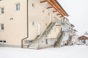 Stugans exteriör [vinter]