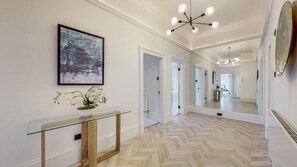 Large bright hallway. The kitchen table can be brought here to seat6 guests.