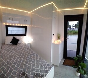 Schlafzimmer mit Doppelbett...und den schonen Blick..