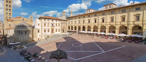 vista sulla piazza dall' appartamento