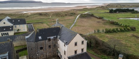 Apartment building - direct access to coast path. Near to dunes & beach