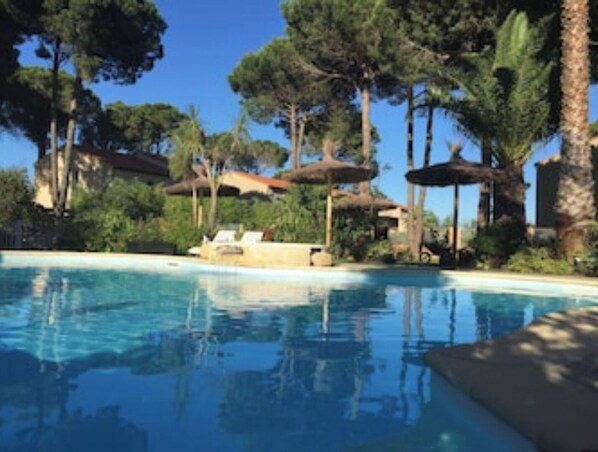  piscine dans le Mas la Senia , vue sur le Clos du Mas la Senia