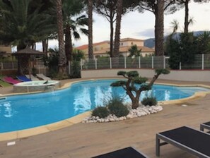 piscine des propriétaires dans parc arboré.  Eau salée. Horaires 10h30 19h