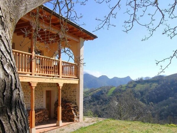 The front of the house showing amazing mountain views. 