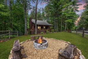 Lovely cabin in the woods! Locally made benches for the firepit.