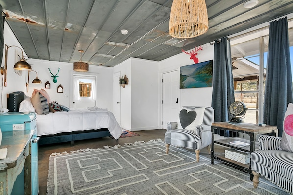 Escape to a romantic retreat at Coco Casita, the perfect cottage for a couples getaway. Enjoy a cozy and intimate stay in a beautiful setting. Book now for an unforgettable experience!