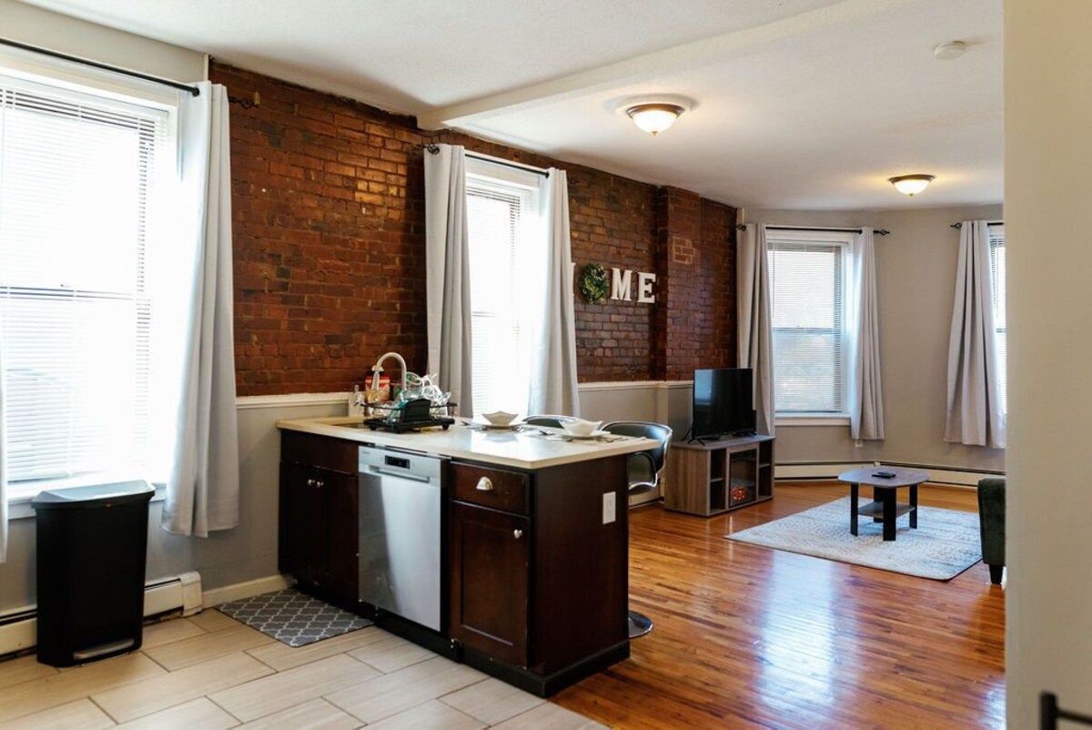 Large, Open-Concept, One Bedroom in Wooster Square
