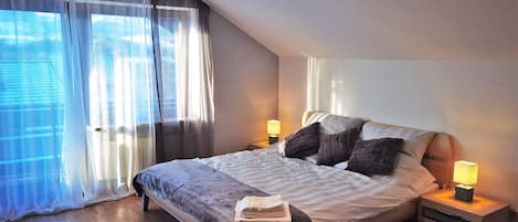 Schlafzimmer 1 mit Doppelbett und Smart TV und Westbalkon