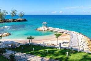 Aquamarina Villa: Beachfront paradise in Jamaica