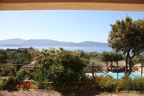 Vue mer sur le Golfe du Valinco et la piscine