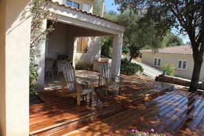 Terrasse en bois aménagée avec barbecue