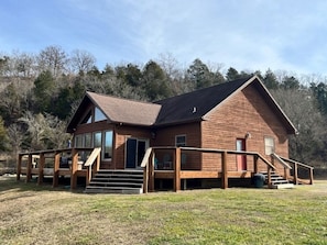 Cabin overlooks White River, walk in river access within short walking distance