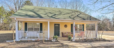 Senatobia Vacation Rental | 2BR | 1.5BA | 1,260 Sq Ft | Step-Free Access