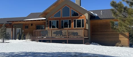 Very nice cabin with lovely front porch