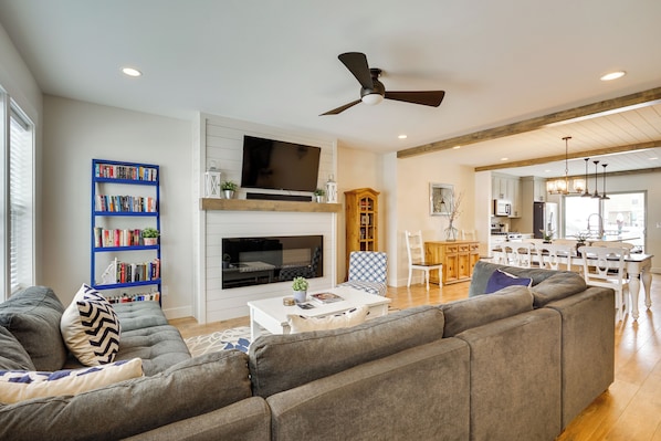 Hideout Vacation Rental | 3BR | 3.5BA | 1,911 Sq Ft | Steps Required