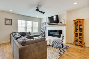 Living Room | Free WiFi | Smart TV | Fireplace