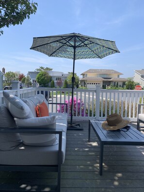 Breezy deck with plenty of seating