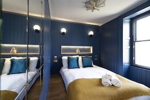 Studio with bed and kitchen