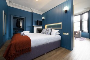 Studio with bed and kitchen