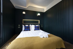 Studio with bed and kitchen