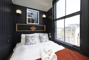 Studio with bed and kitchen