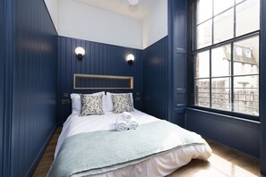Studio with bed and kitchen