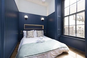 Studio with bed and kitchen