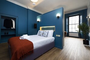 Studio with bed and kitchen