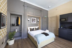 Studio with bed and kitchen