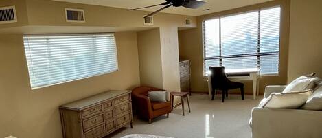 Spacious bedroom approx. 400 square ft.
Upper level, walk-in closet, queen bed