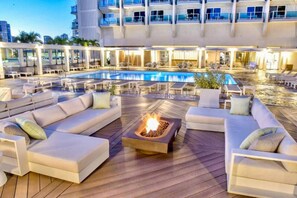 pool lounge