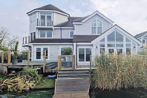 Dock Holiday is a beautifully furnished New England style retreat set within the gated community of The Landings