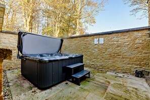 Stonewell Farmhouse Hot Tub - StayCotswold