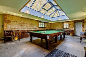 Stonewell Farmhouse Dining/Snooker room - StayCotswold