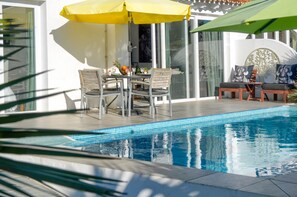 mit privatem Pool und Terrasse