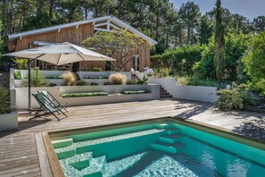 Façade sud et vue piscine chauffée